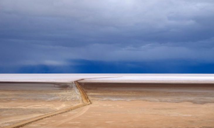 Estrada cruzando Salar de Uyuni, Bolívia