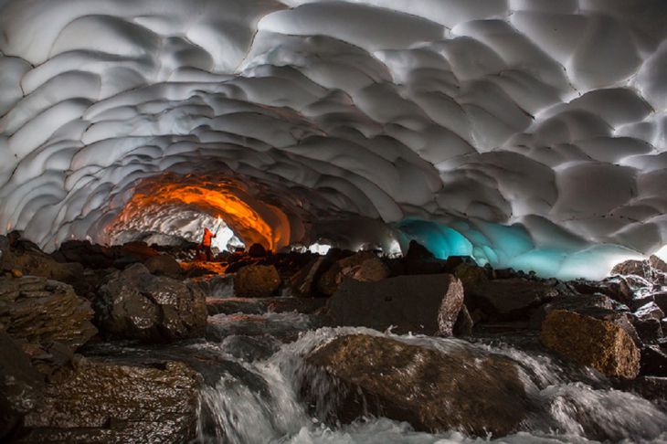 Cueva de hielo cerca del volcán Mutnovsky, Rusia
