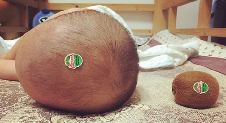 La cabeza del bebé es como un kiwi.