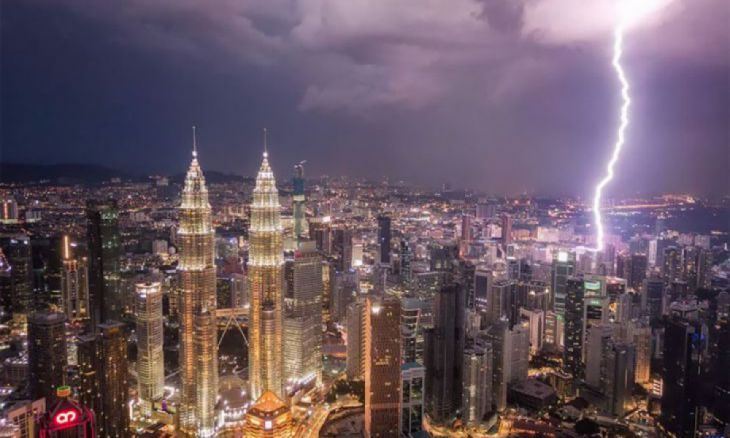 Fulger peste Kuala Lumpur de Pete Demarco