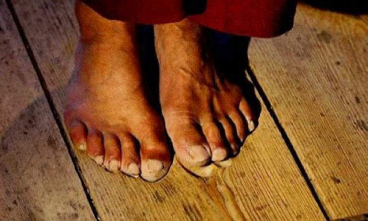 Pegadas de Monk no chão