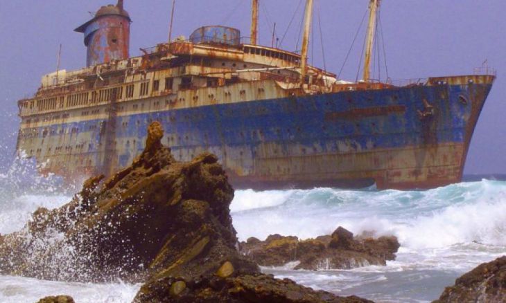 Barco abandonado cerca de Fuerteventura
