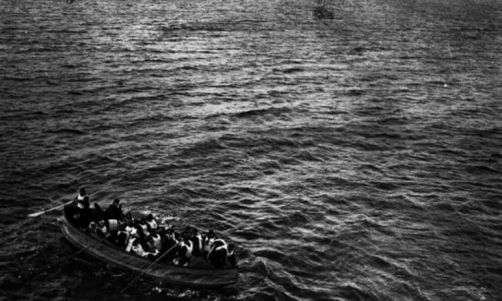 Personas en un bote salvavidas