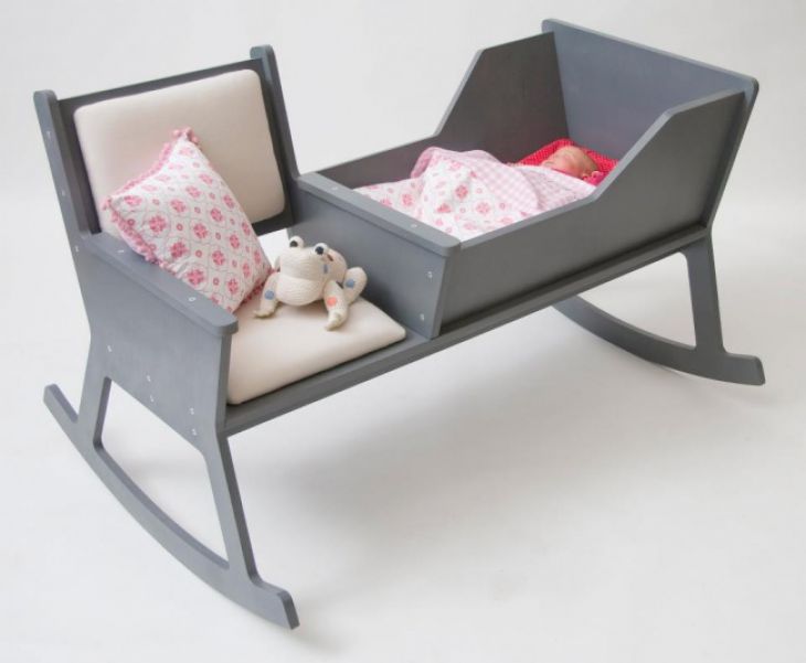 Łóżeczko dla dziecka z krzesłem