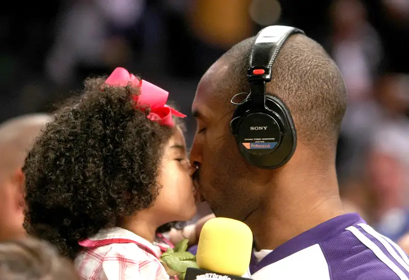La hija de Kobe Bryant en sus brazos.
