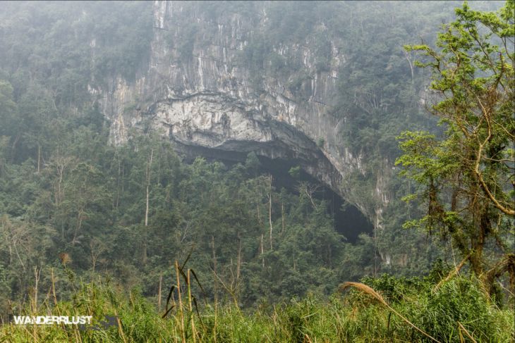 Ogromna jaskinia w górach