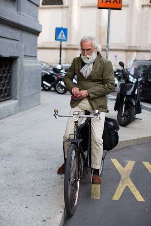 Oude man op een fiets