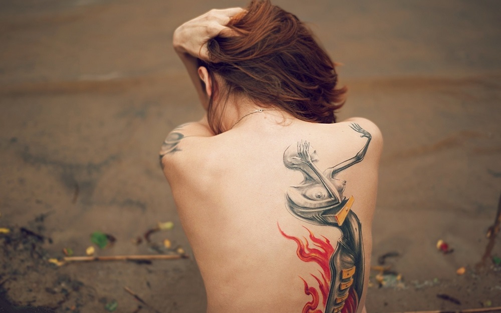 Tatuaje en la espalda - hermosa niña