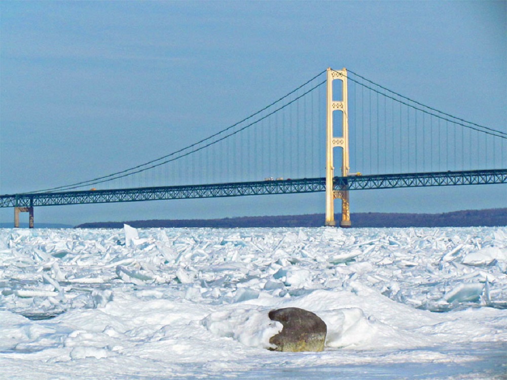 Most nad jeziorem Michigan w zimie