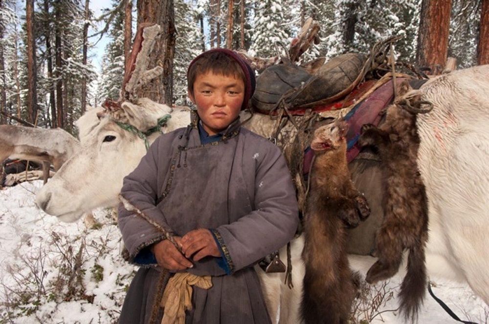 młody mongolski chłopiec