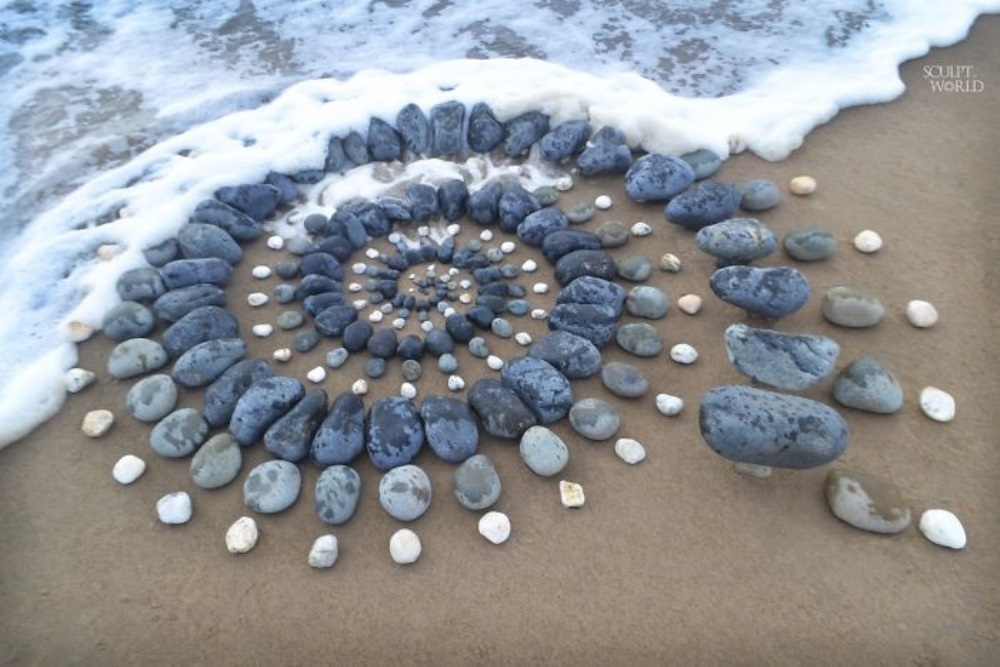 Patrón simétrico de piedras en una playa