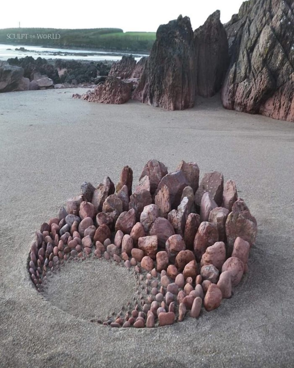 Corona de piedras en la playa