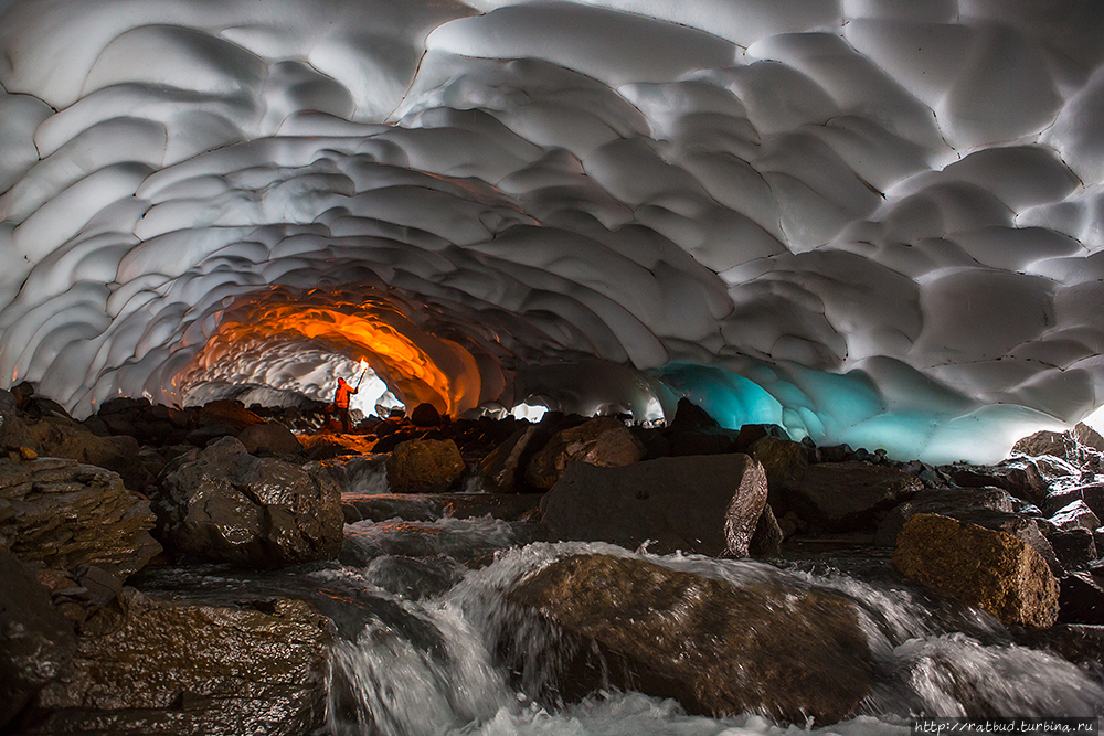 Grotta di ghiaccio vicino al vulcano Mutnovsky, Russia