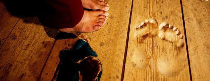 Ślady mnicha na drewnianej podłodze