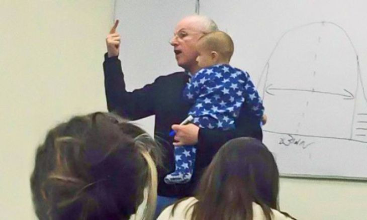 De leraar pakte het kind vast