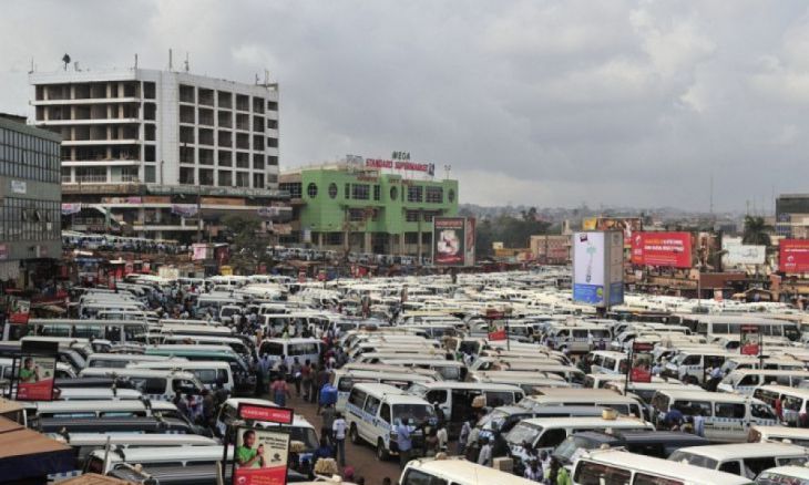 Estacionamento de táxis em Kampala, Uganda