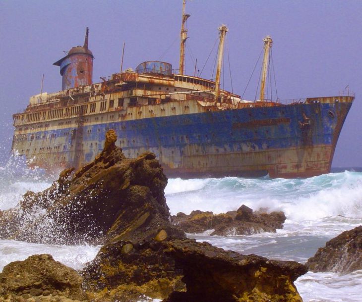 Verlaten schip in de buurt van Fuerteventura