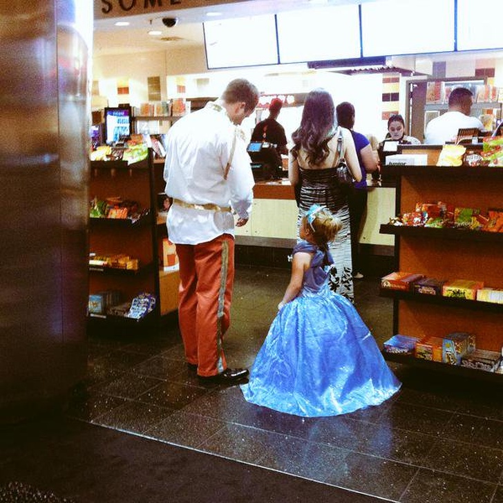 Pai e filha estão vestidos a rigor para ver o filme da Cinderela