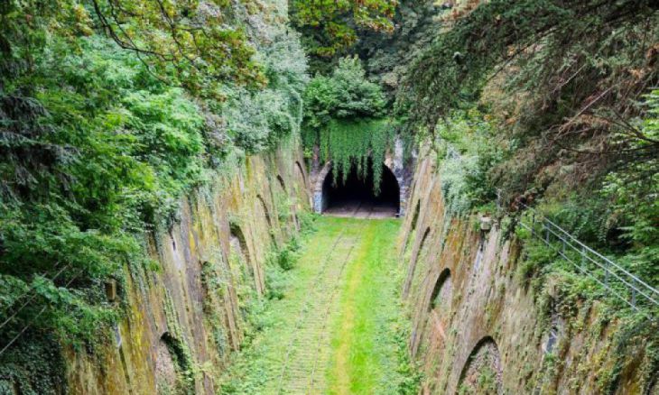 Túnel de estrada de ferro abandonada em Paris, França