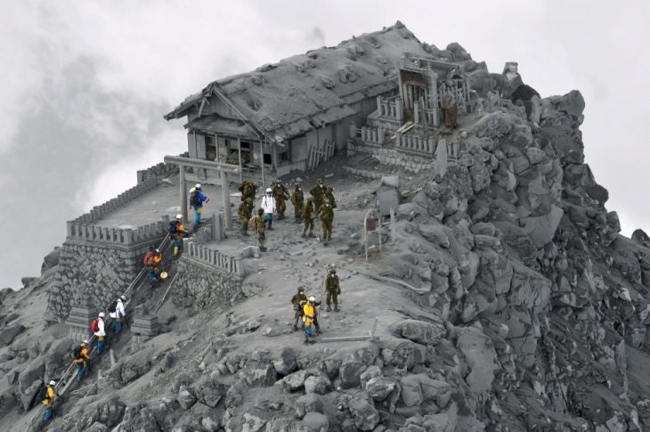 Un templu acoperit cu cenuşă provenită din erupţia vulcanului Ontake din Japonia