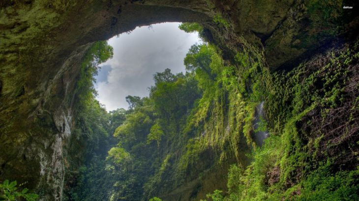 Enorme grot in de bergen