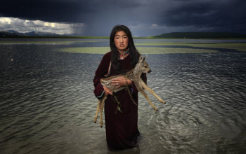 Um fotógrafo viaja até uma tribo mongol perdida e captura as mais incríveis fotos da sua vida e cultura