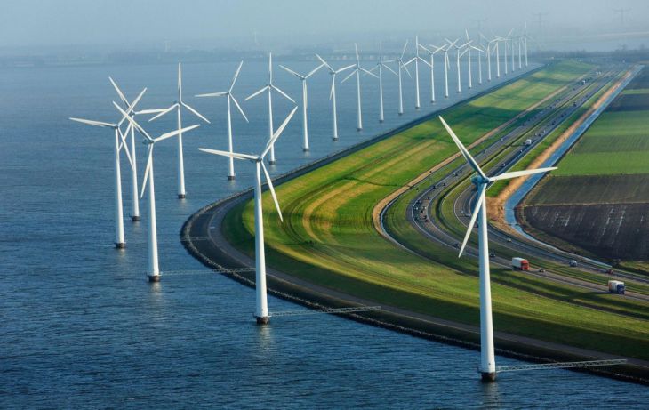 Diques modernos, moinhos de vento e rodovias na Holanda