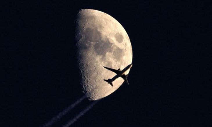 Voando sob a lua