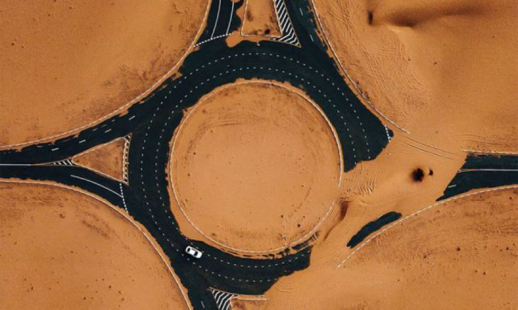 Vedere deasupra infamului drum pe jumătate deșertic din Dubai de Whosane