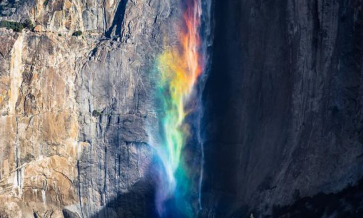 A queda de uma cachoeira cria um arco-íris