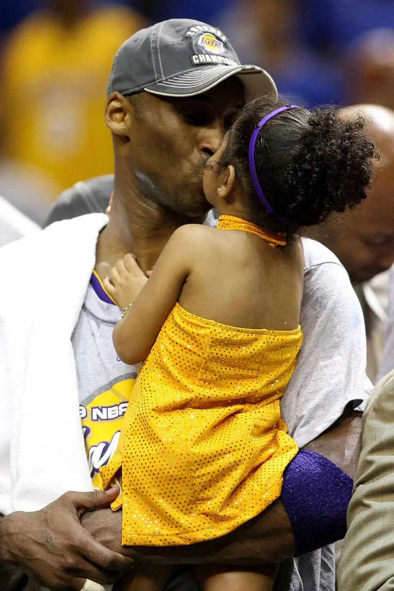 Kobe Bryant beija a filha