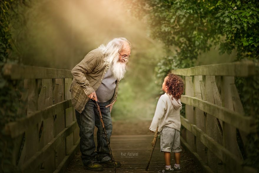 Avô e neto estão andando