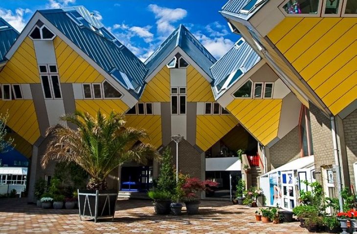 Casas amarelas e janelas de várias formas