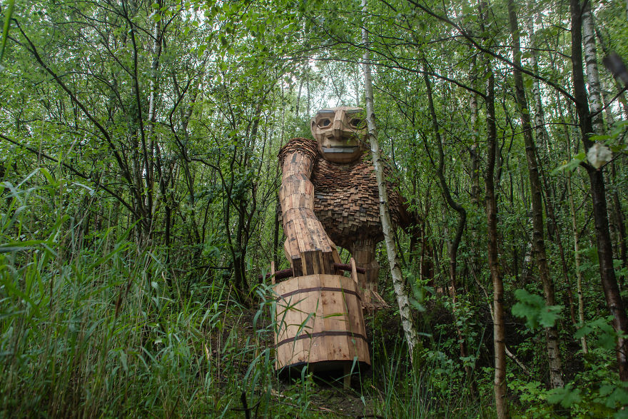 homem de madeira na floresta 