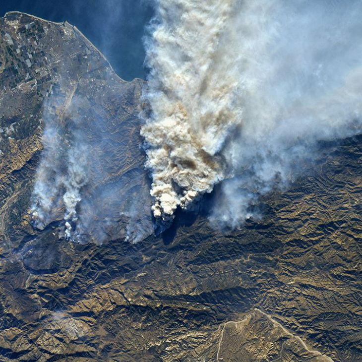Incendio forestal visto desde una estación espacial en órbita