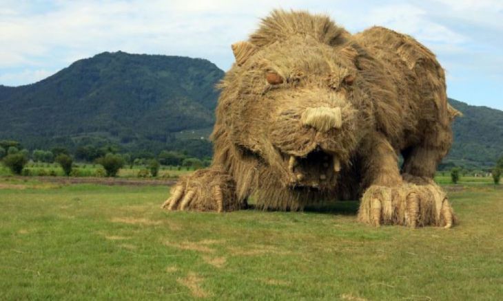 Duży lew ze słomy
