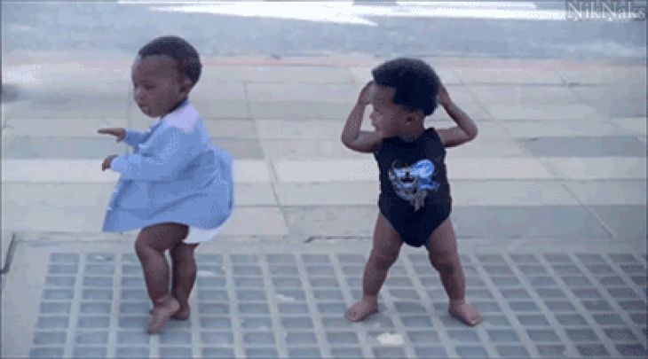 Dwoje małych dzieci tańczy