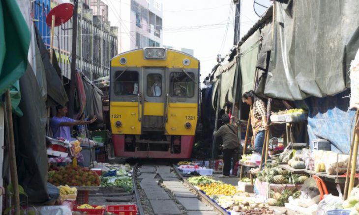 Piața de pe calea ferată Maeklong, Tailanda