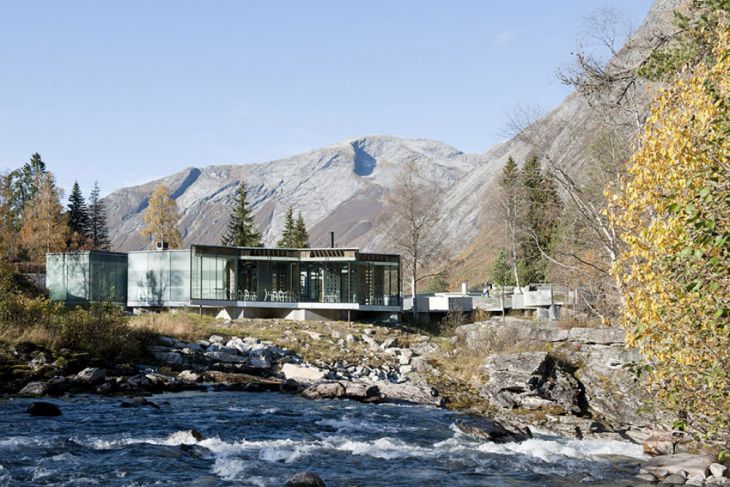 Hotel perto de um rio de montanha na Noruega