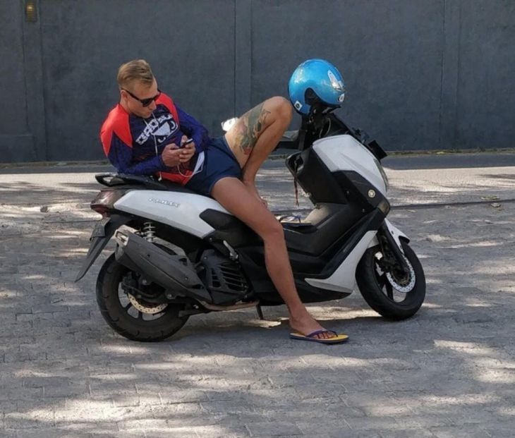 Dos personas en moto o una.