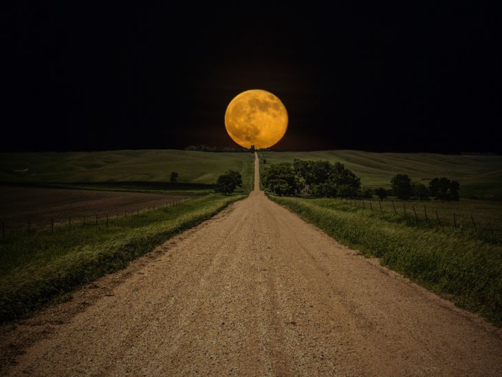 luna în mijlocul drumului