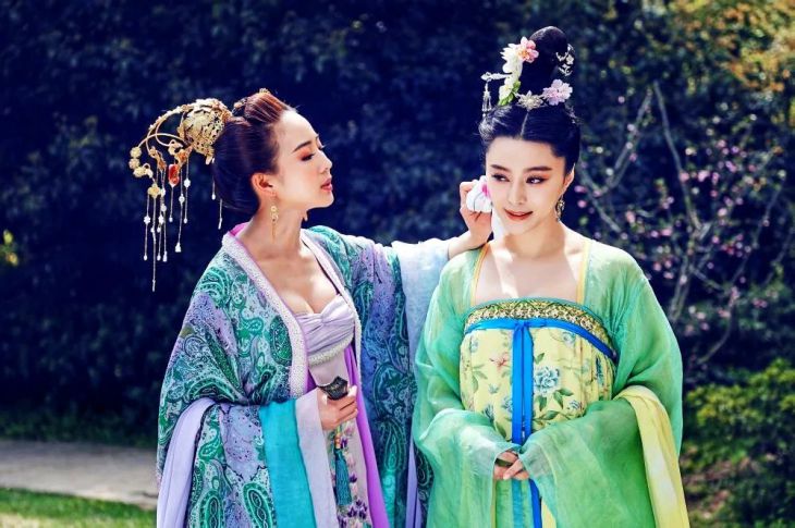 două femei chinezești în haine tradiționale