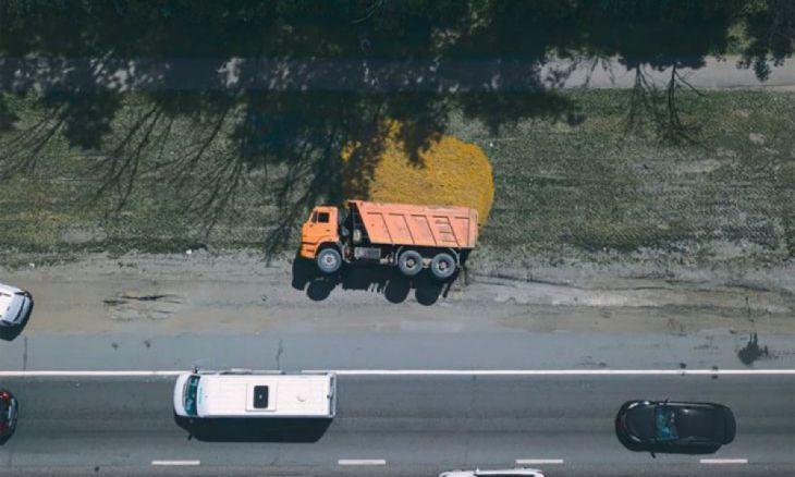 Camion răsturnat în Rusia de Drone Nest