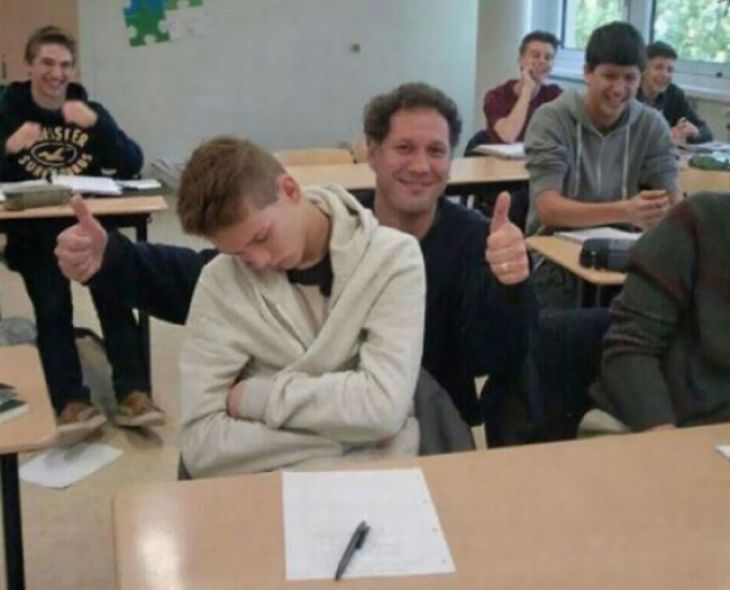 De leraar maakt foto's met een slapende leerling