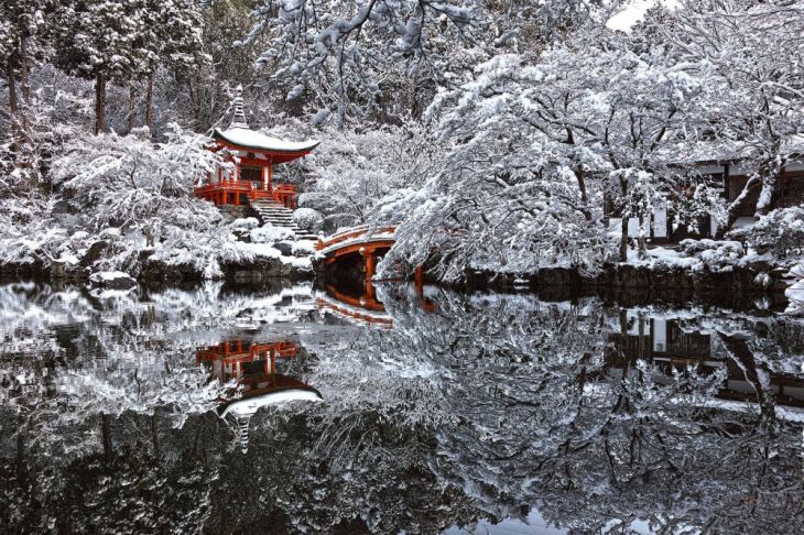 Templu în Kyoto, Japonia, ascuns în zăpadă.