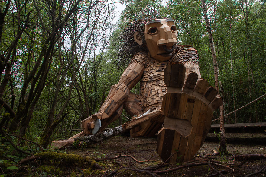 Duże rzeźby w lesie
