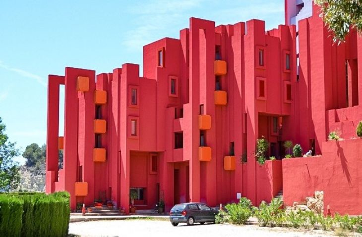 arquitetura moderna de vermelho