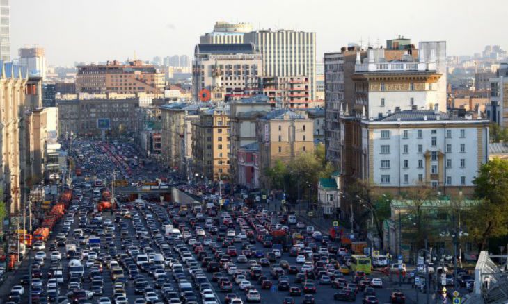 fila de carros nas ruas de Moscou