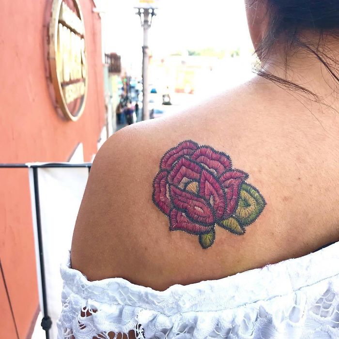 Tatuaj cu umeri - floare