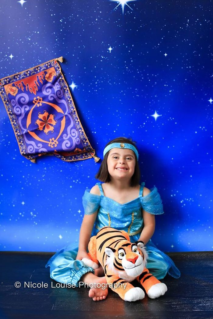 Garota com síndrome de Down e seu tigre de brinquedo
